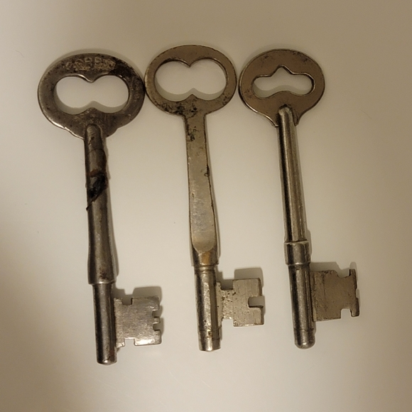 Vintage Lot Of 14 Old Antique Skeleton Keys 13 Solid Barrel / 1 Hollow - 6 Sizes - Picture 9 of 16